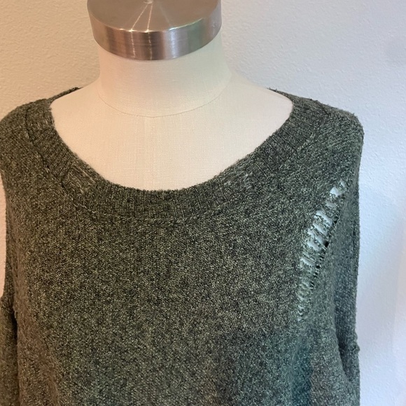 New without tag ! Distressed top - Picture 2 of 6